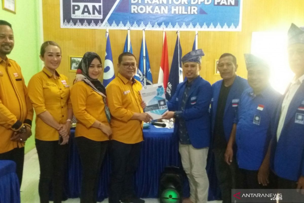 Cutra Andika pendaftar pertama kembalikan formulir bakal calon Bupati di PAN Rohil