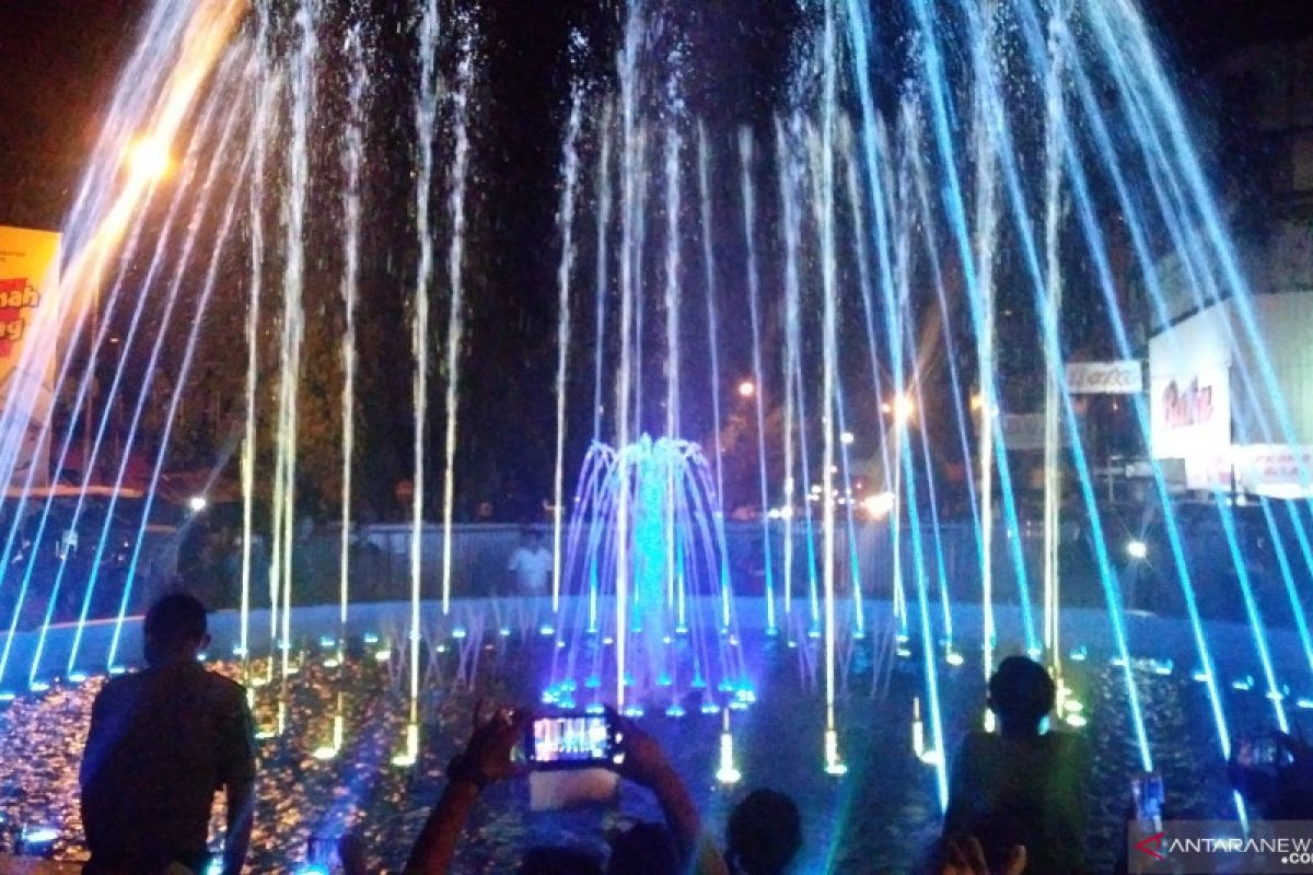 The dancing fountain present  in Padang