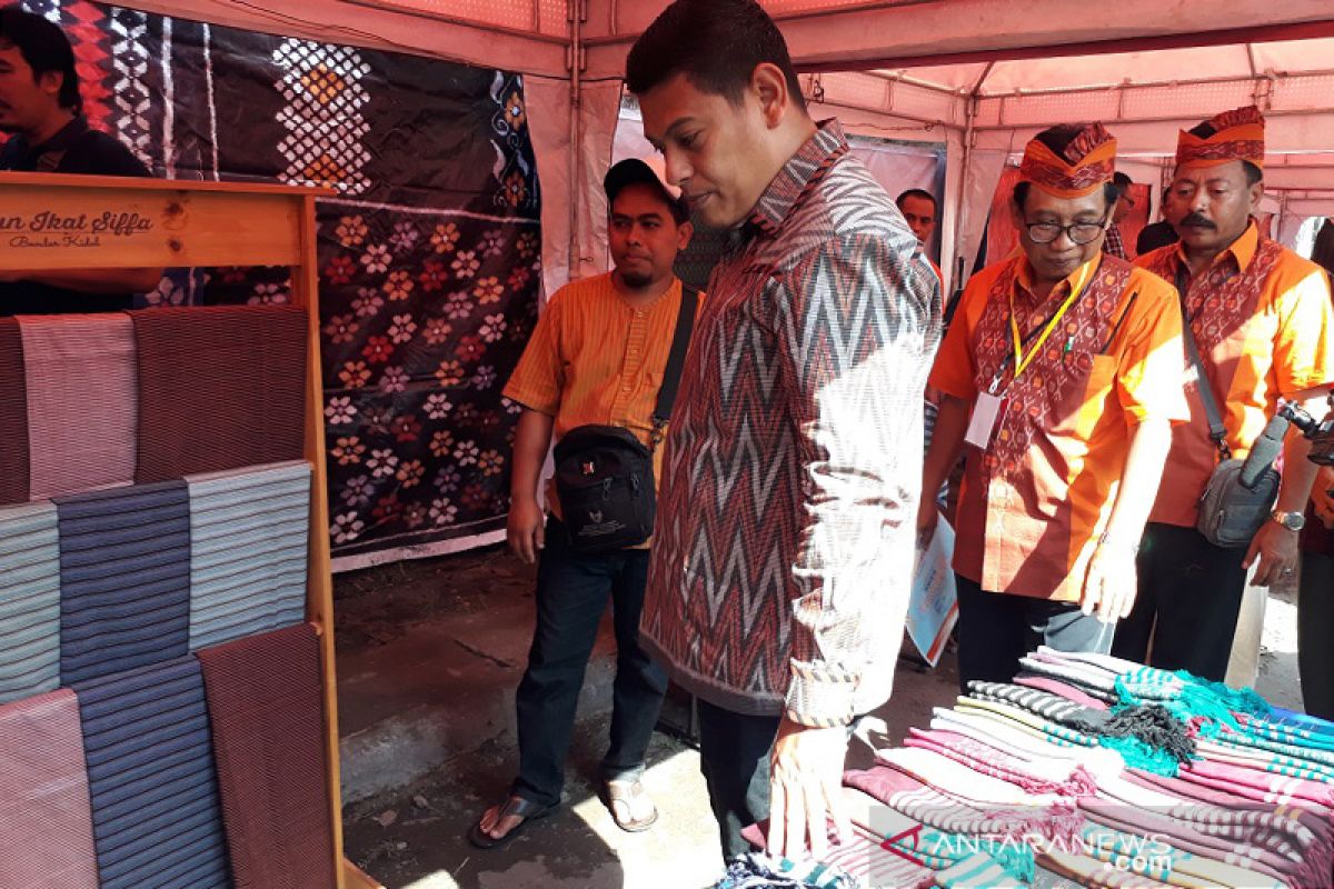 Pemkot Kediri gelar pasar rakyat tenun ikat