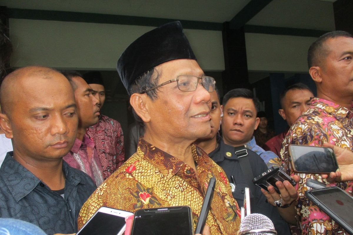 Mahfud MD menegaskan hanya aparat yang bisa "sweeping"