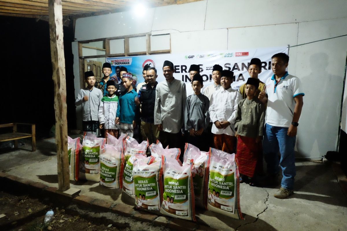 ACT Madiun distribusikan 1 ton beras untuk santri