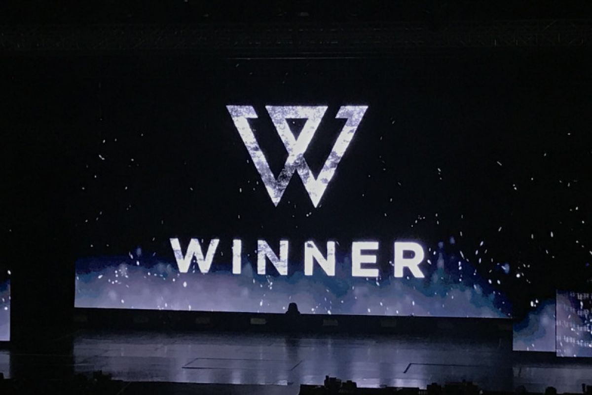 WINNER sapa penggemar dengan bahasa Indonesia di "Cross Tour"