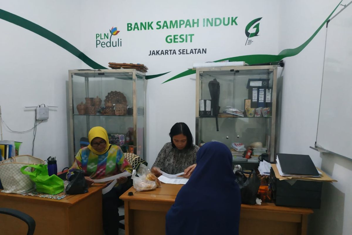 Warga Pulau Kelapa dan Harapan dilatih kelola bank sampah