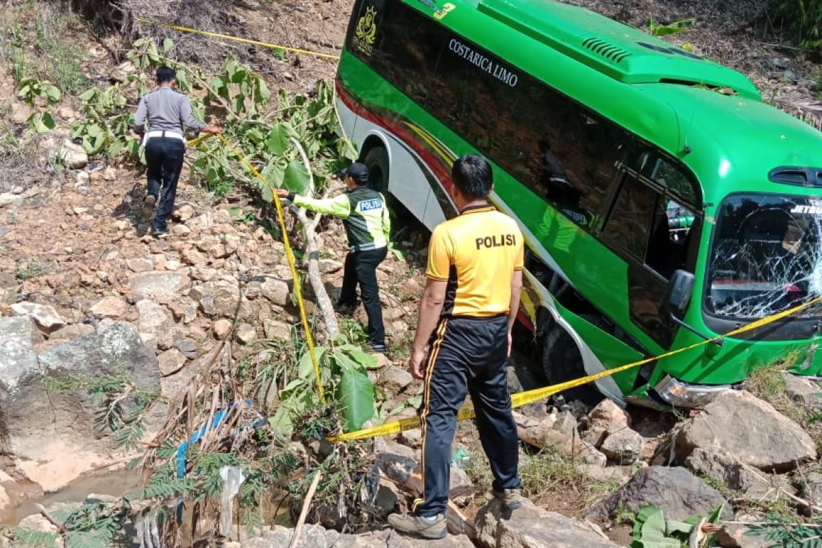 Angkut keluarga pegawai Kemenag, bus pariwisata masuk jurang sedalam 20 meter