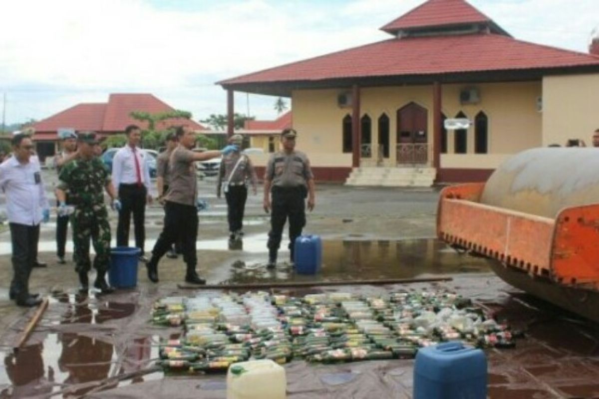 Polres Mamuju Utara musnahkan ratusan botol minuman keras