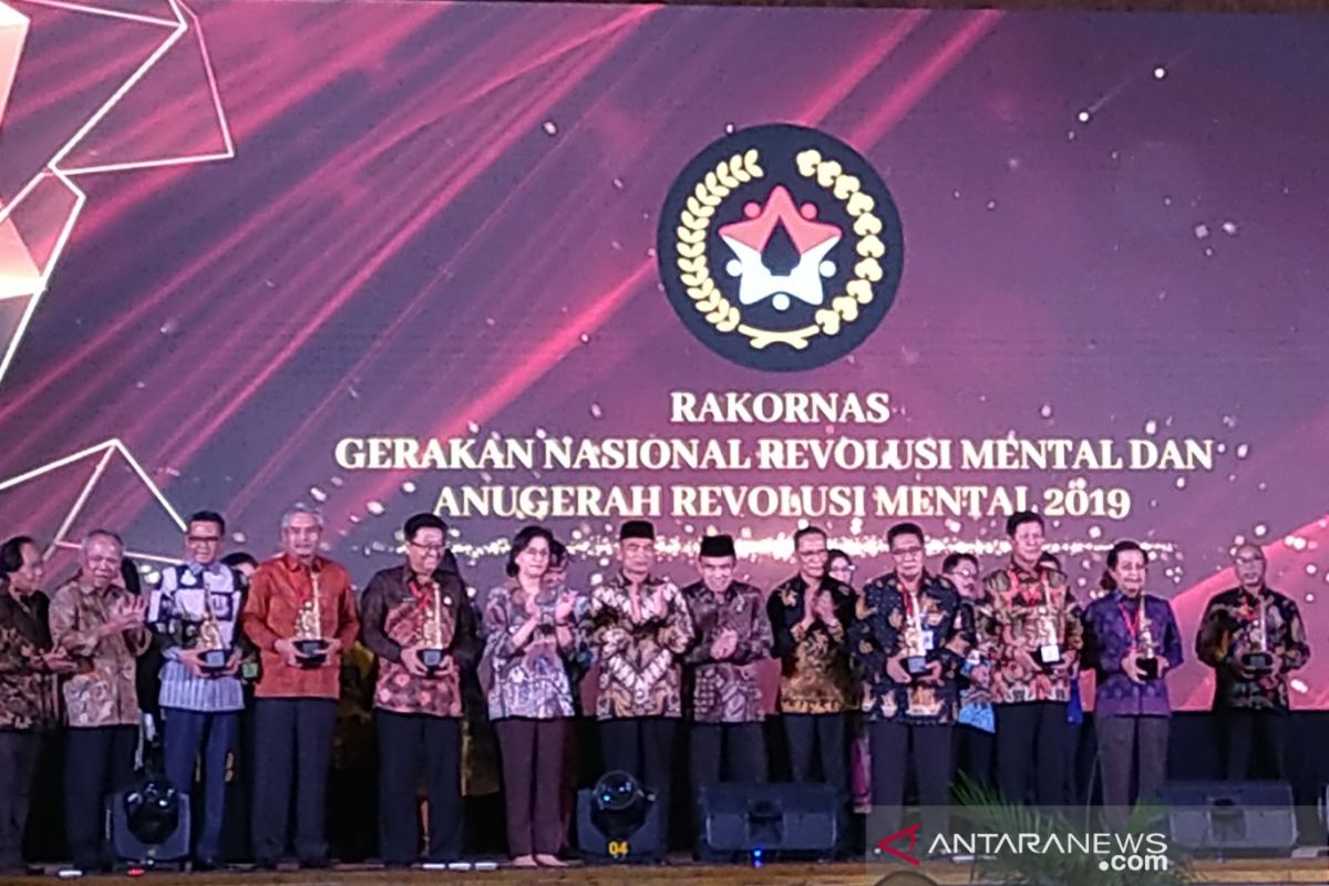 Pemerintah berikan Anugerah Revolusi Mental ke sejumlah institusi