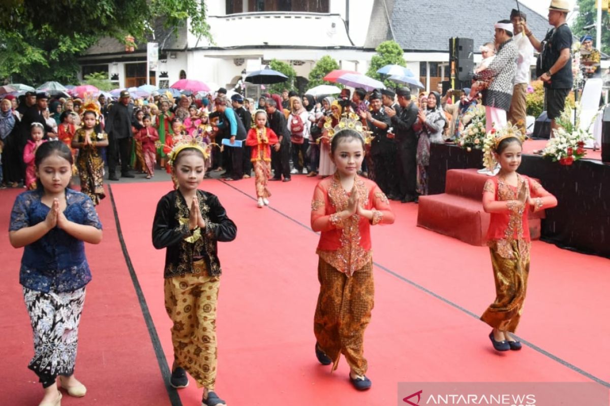 Dedi Mulyadi ajak masyarakat rutin kenakan kebaya