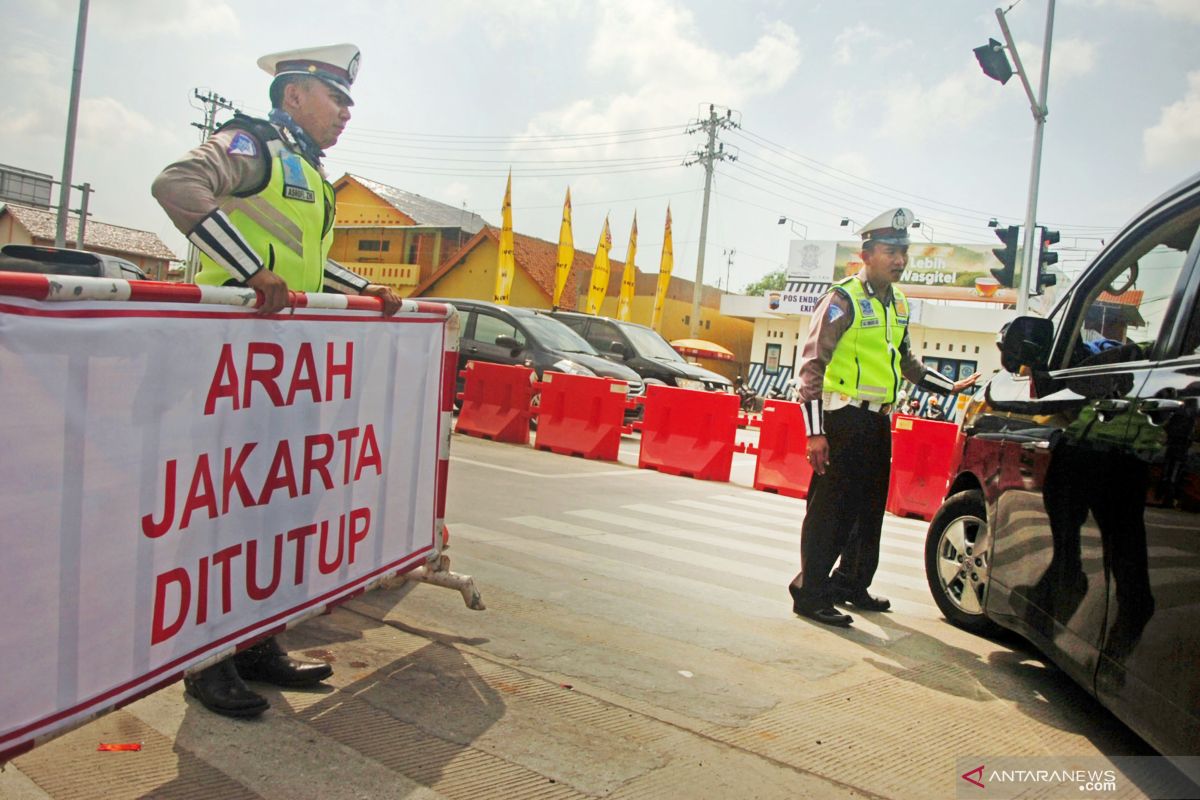 Arus lalu lintas masih padat di Tol Jakarta-Cikampek