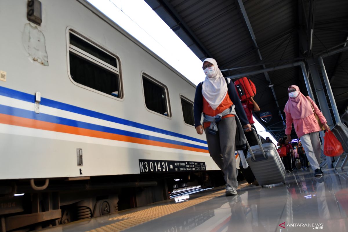 Kedatangan KA di Stasiun Senen terlambat akibat gangguan di Karawang