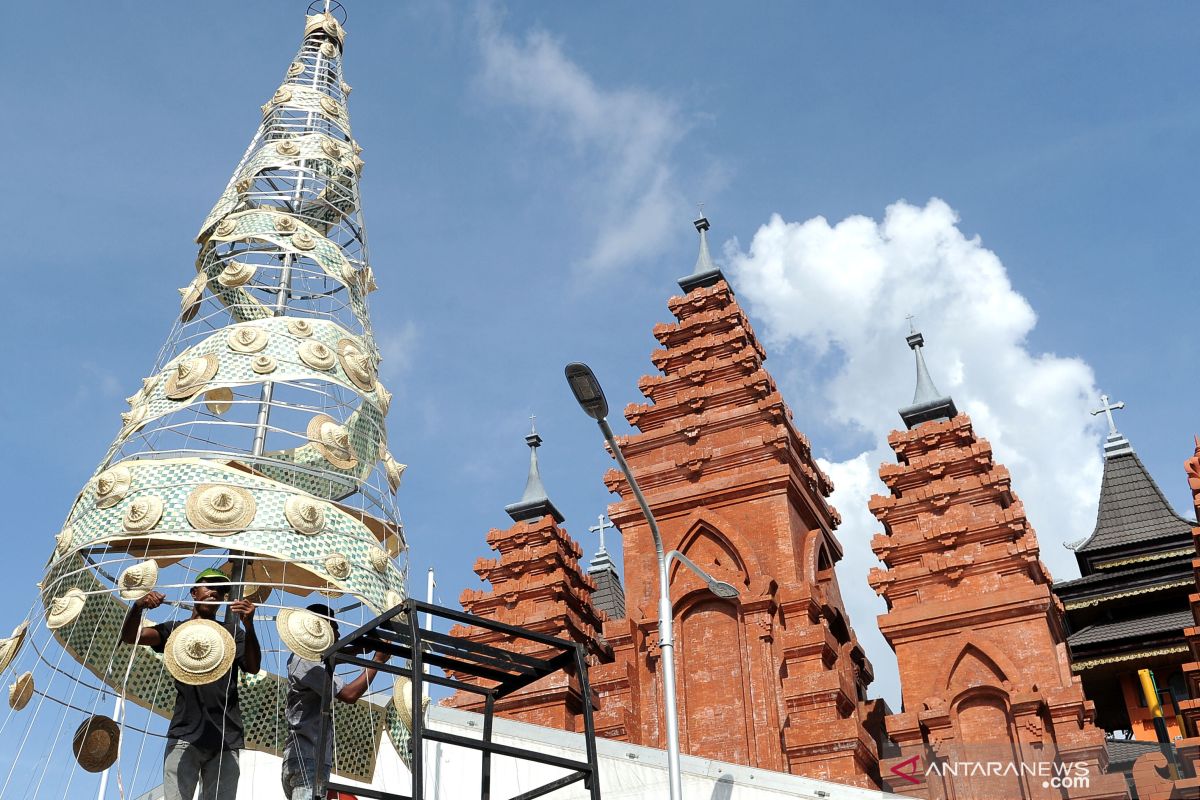 Sejumlah warga Denpasar rangkai Pohon Natal dari anyaman Lontar