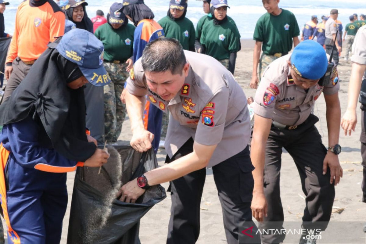 1000-an orang ikuti bersihkan sampah plastik di Pantai Pancer Puger