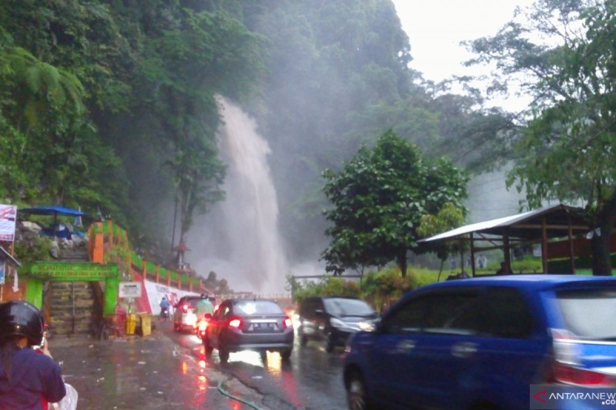 Jalan di dekat Air Terjun Lembah Anai mulai dilewati kendaraan