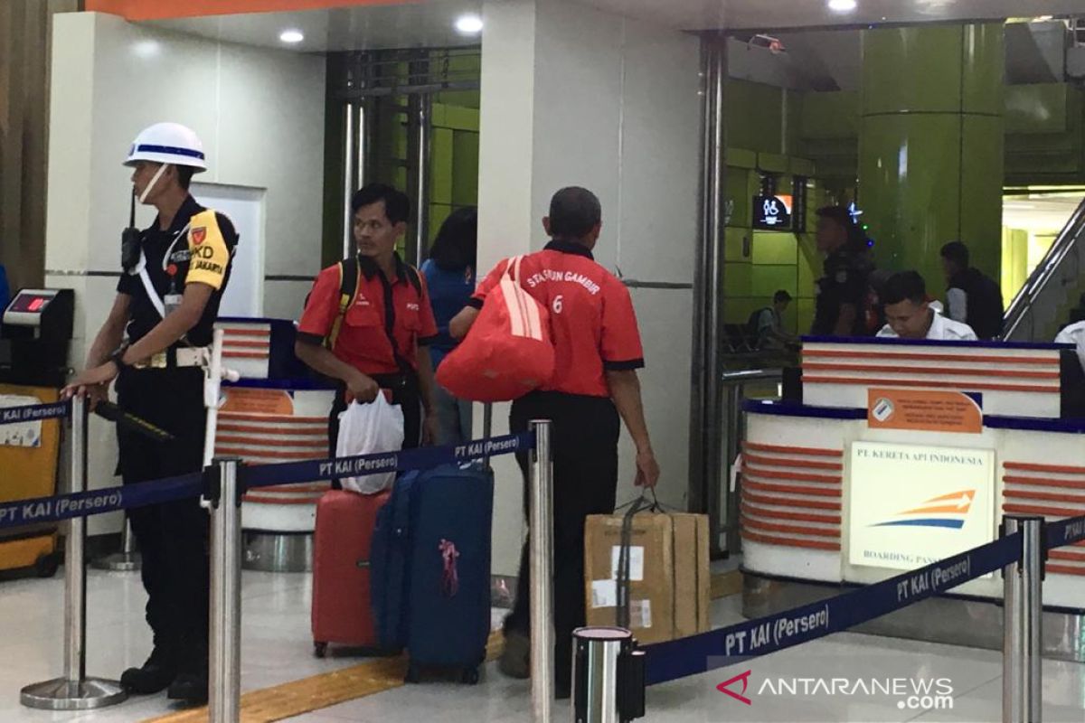 Porter stasiun raup rezeki lebih saat ada lonjakan penumpang