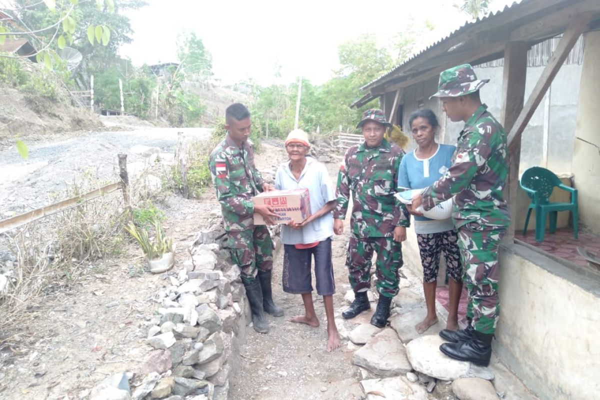 Natal, Satgas Pamtas RI-Timor Leste bagikan paket sembako kepada warga