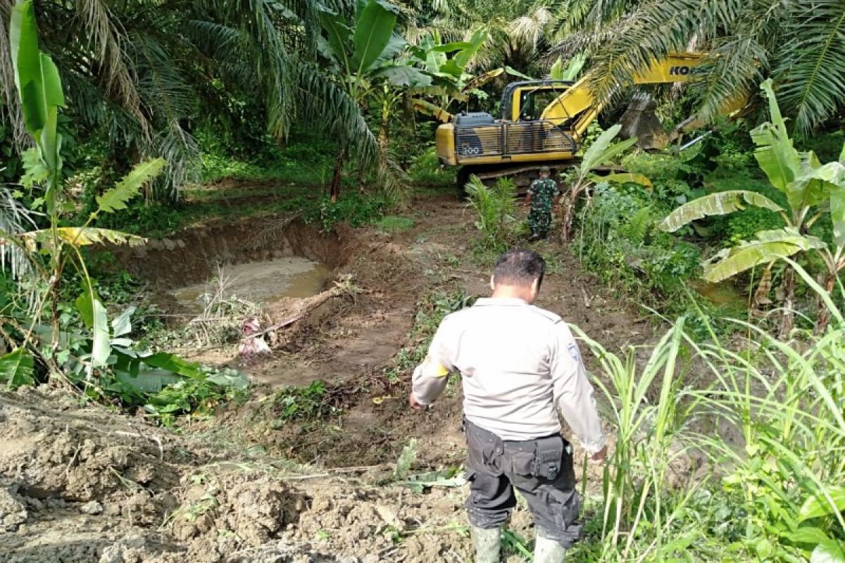 Tanggul Sei Padang di Kecamatan Bandar Khalifah pecah