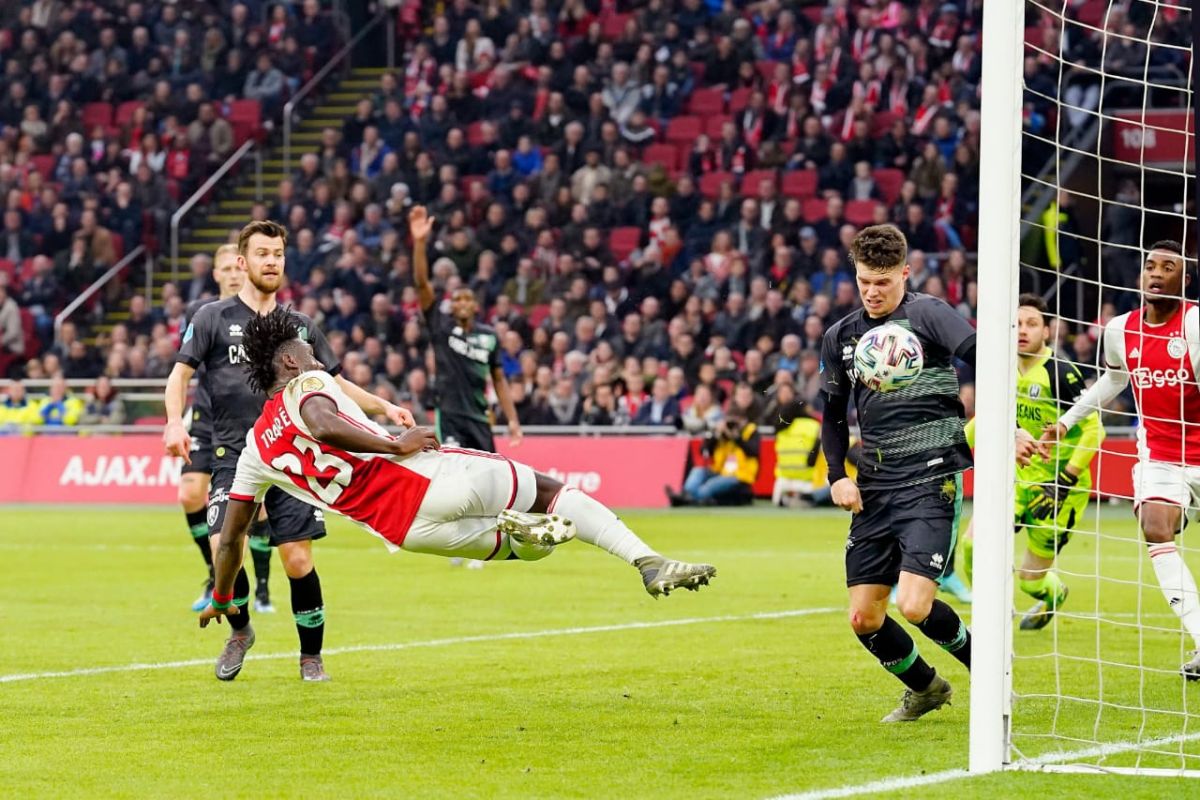 Ajax jaga jarak di puncak klasemen usai pesta gol ke gawang ADO