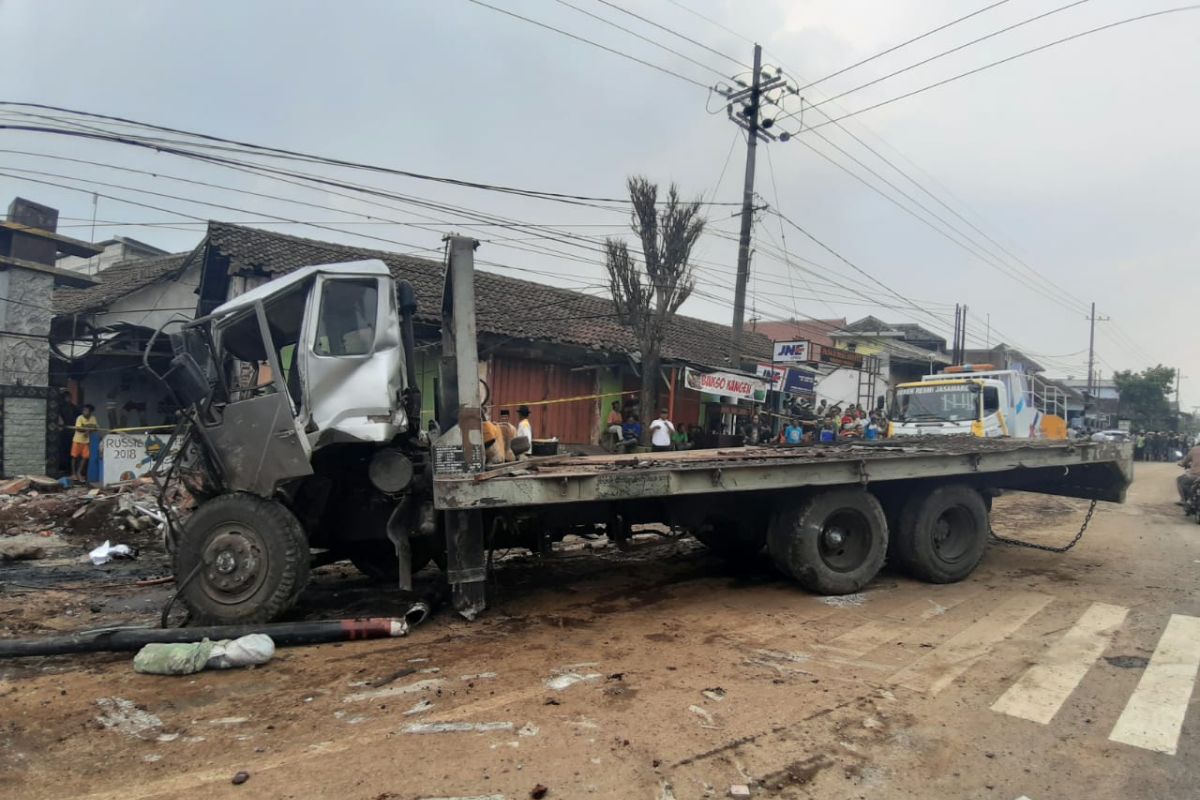 Tujuh orang tewas dalam kecelakaan beruntun di Pasuruan