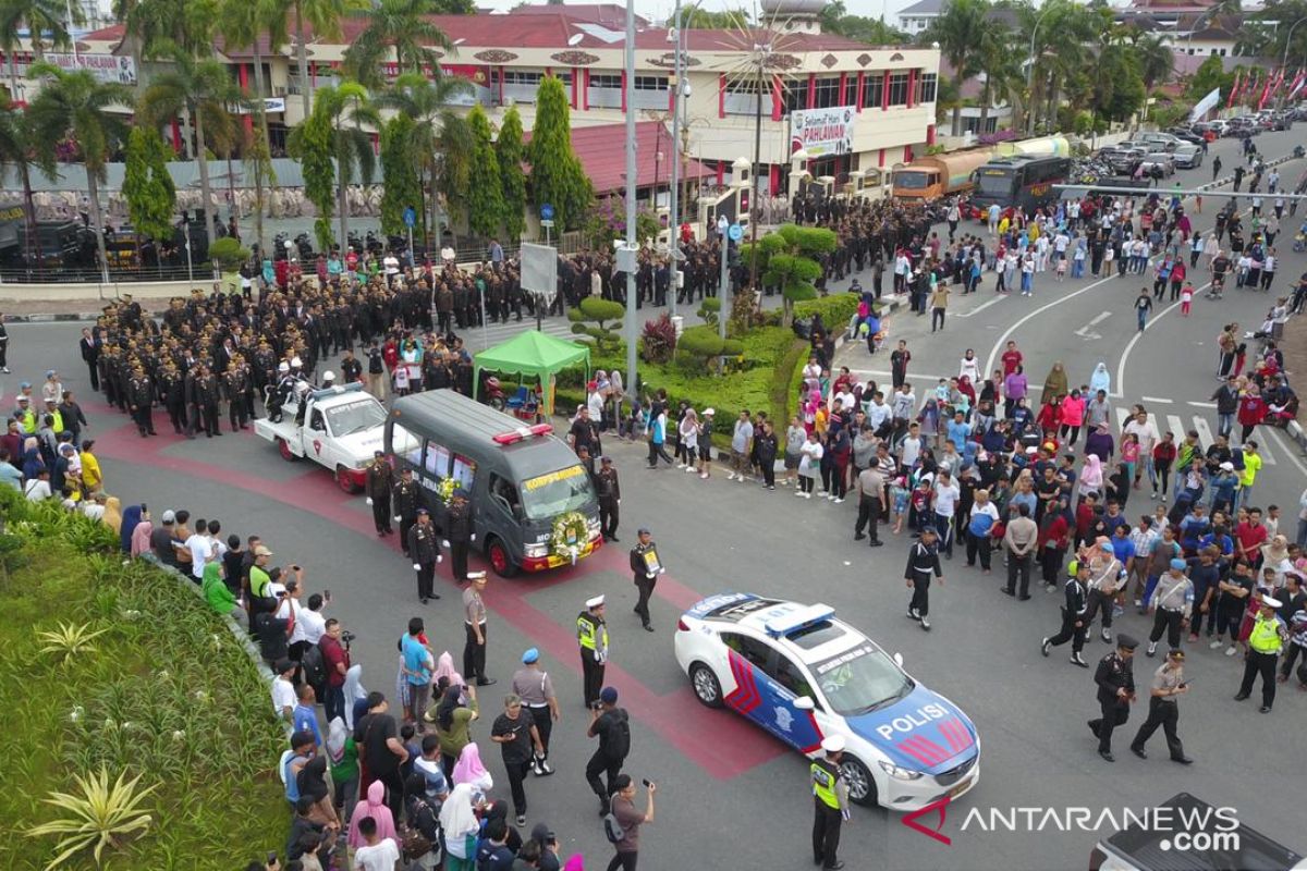 Ratusan personel Polda Riau antar pemakaman anggota Brimob gugur di Papua