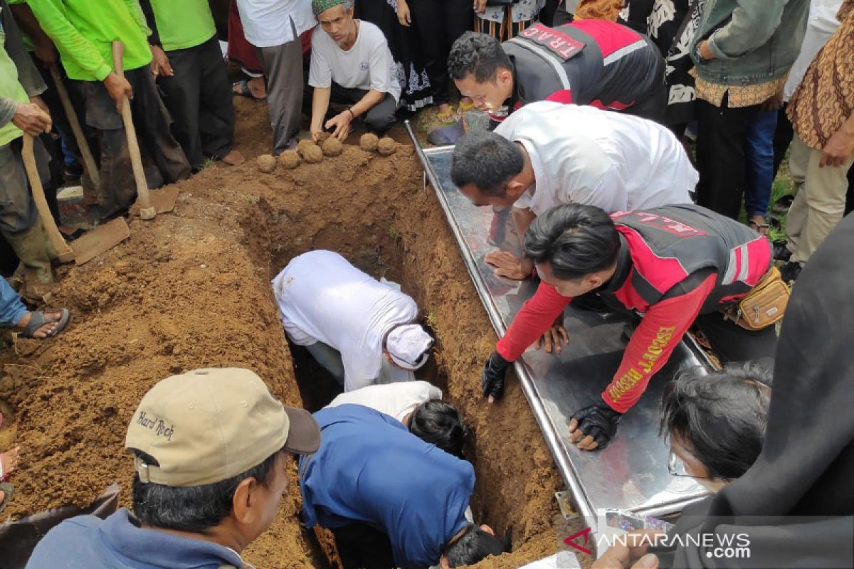 Jenazah tabrakan minibus dan kereta dimakamkan terpisah