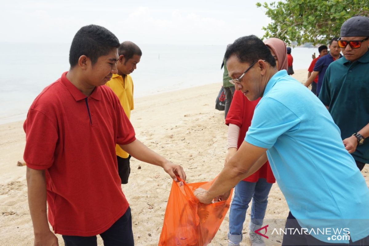 Jasa Raharja Sultra bersihkan pantai wisata Toronipa