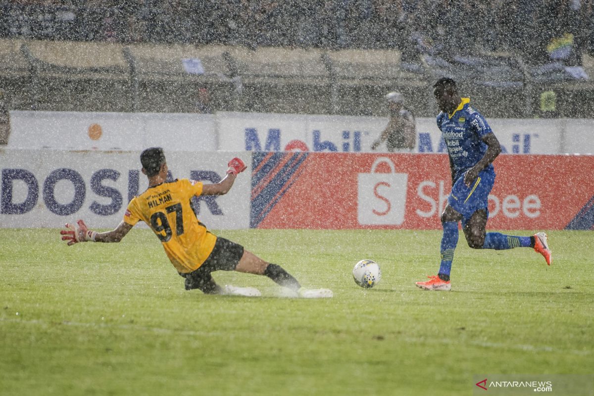 Penyerang andalan Persib Ezechiel N'Douassel merapat ke Bhayangkara FC