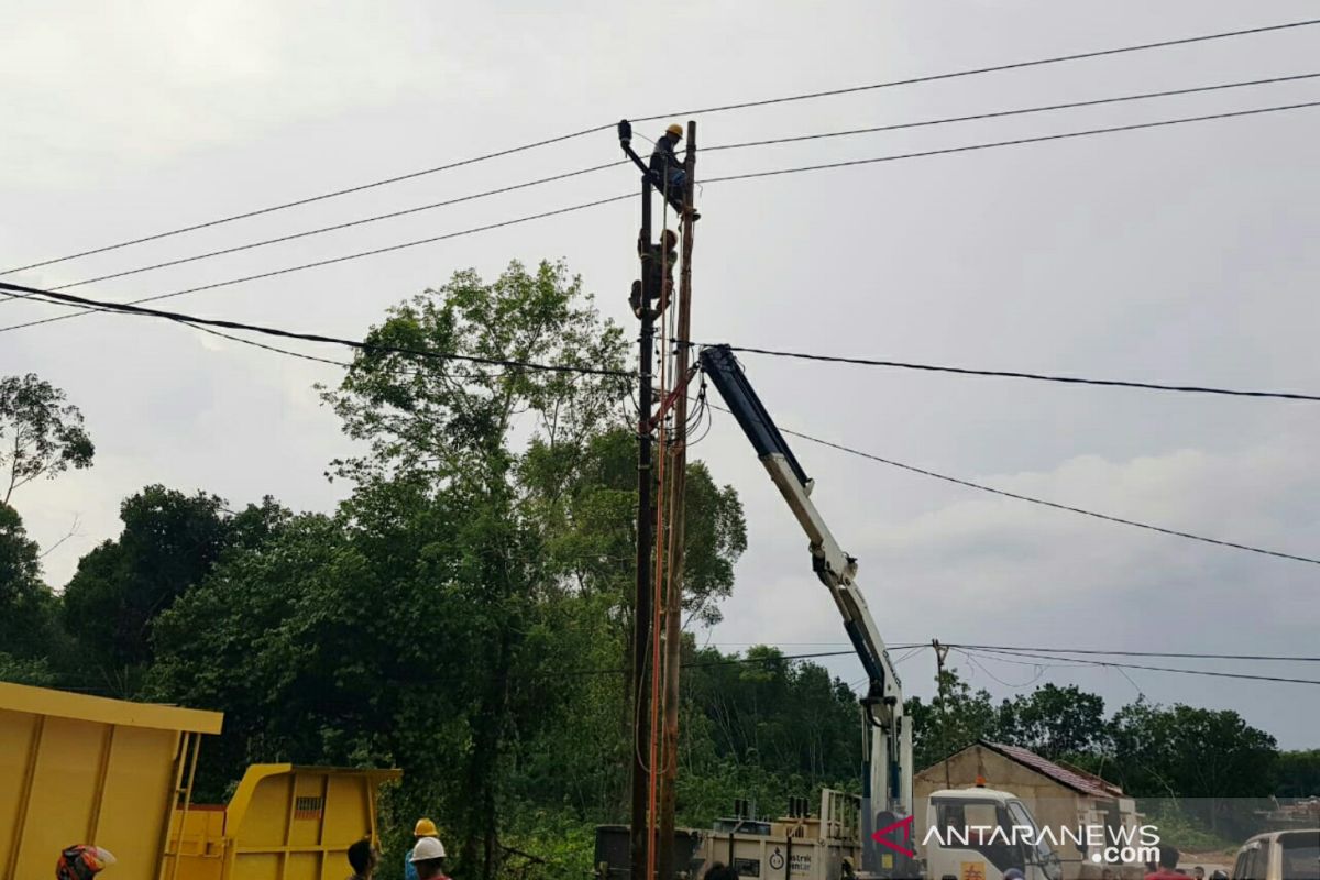 135 gardu PLN alami gangguan akibat hujan disertai angin kencang