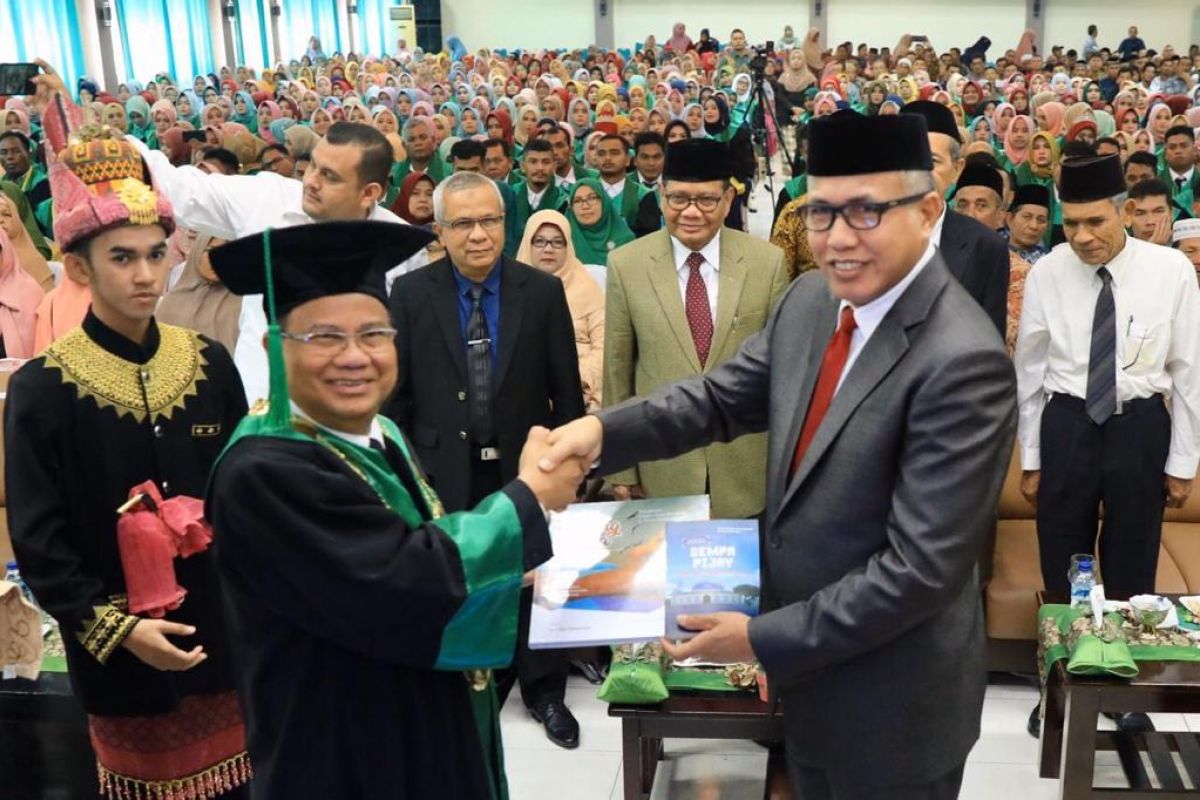 Gubernur Aceh serahkan buku smong dan gempa Pijay
