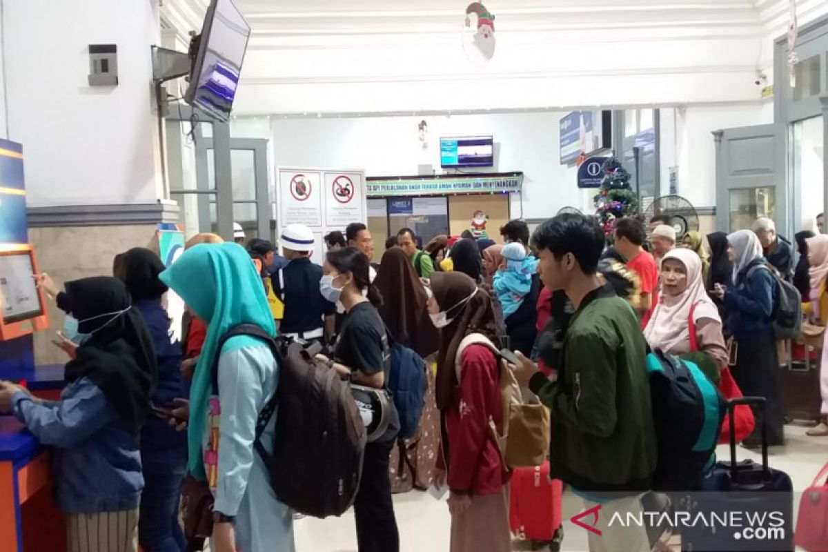 Ribuan penumpang padati stasiun di Daop Jember jelang libur Natal