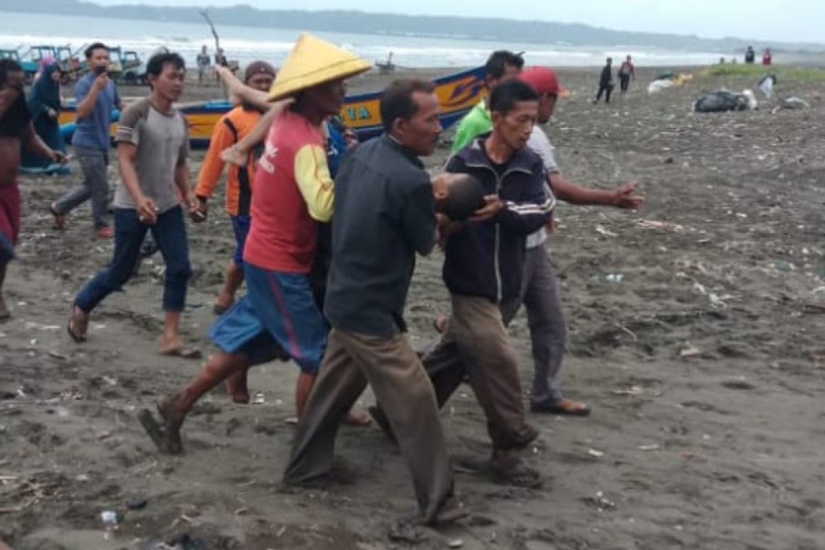 Bocah tenggelam di Pantai Kemiren Cilacap dievakuasi