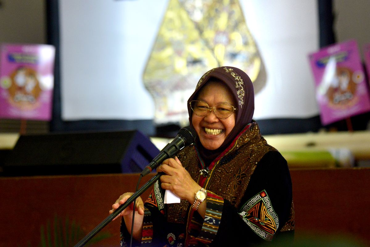 Wali Kota Surabaya Risma pesan agar kaum perempuan tidak mudah menyerah