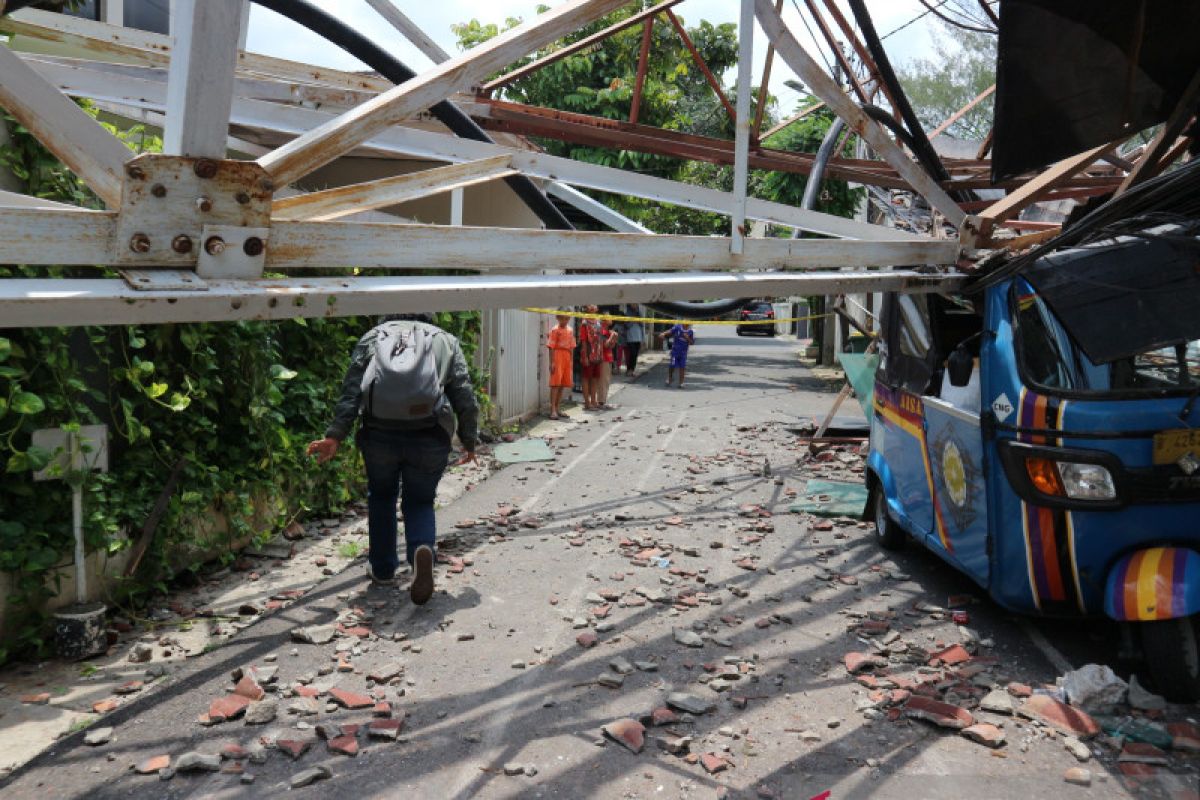 Puslabfor Mabes Polri periksa menara RRI yang roboh