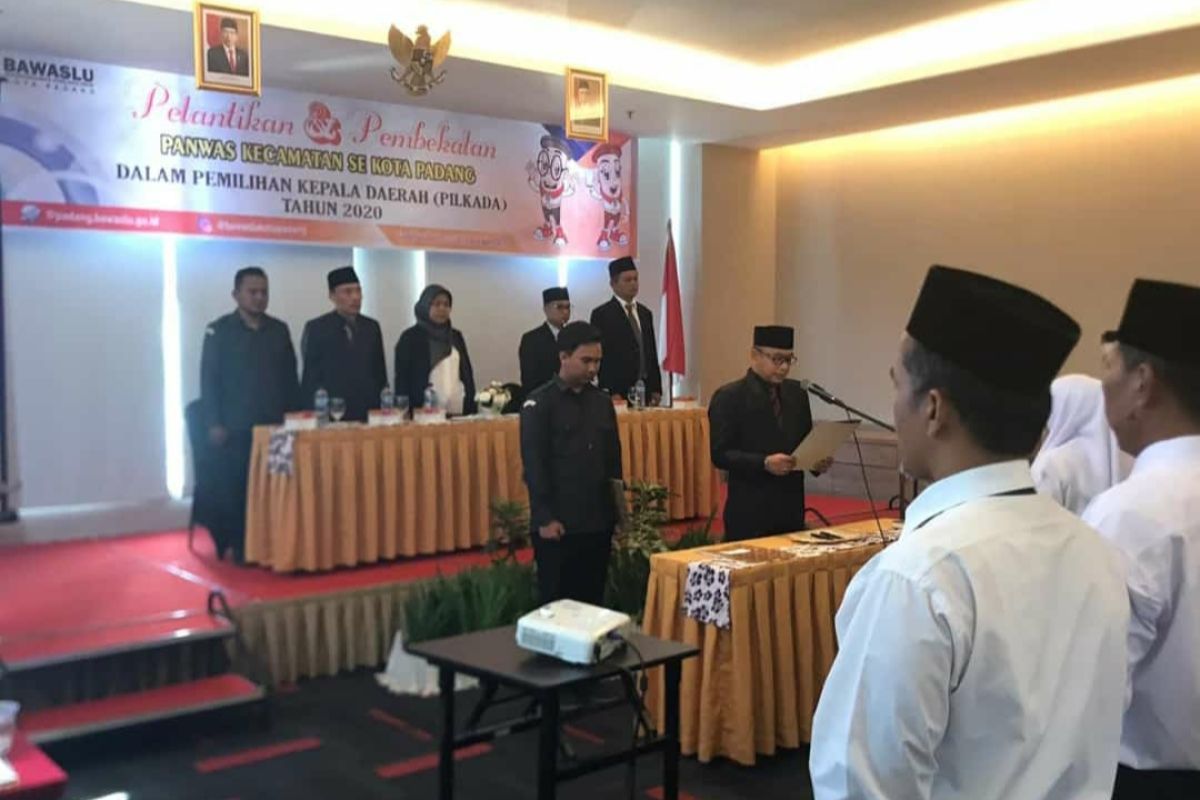 Bawaslu Padang lantik 33 anggota Panwascam awasi Pilgub Sumbar