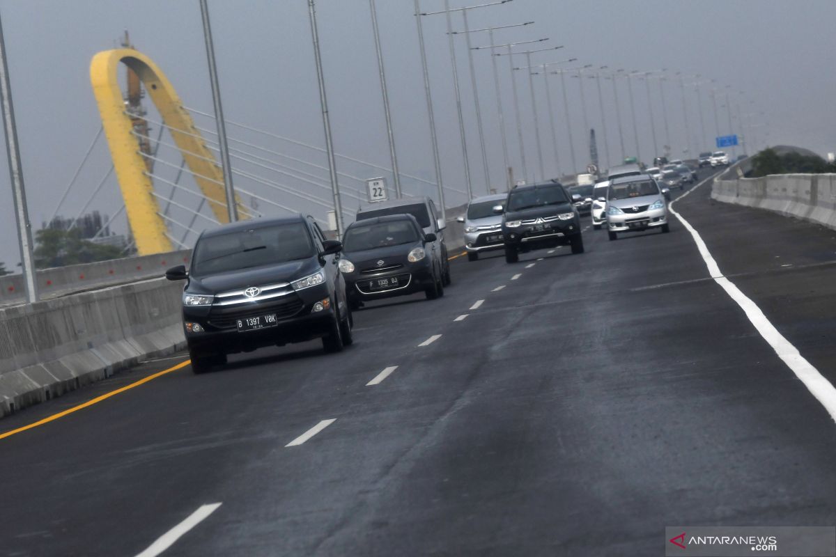 Menjajal jalan "bergelombang" Tol Layang Japek II