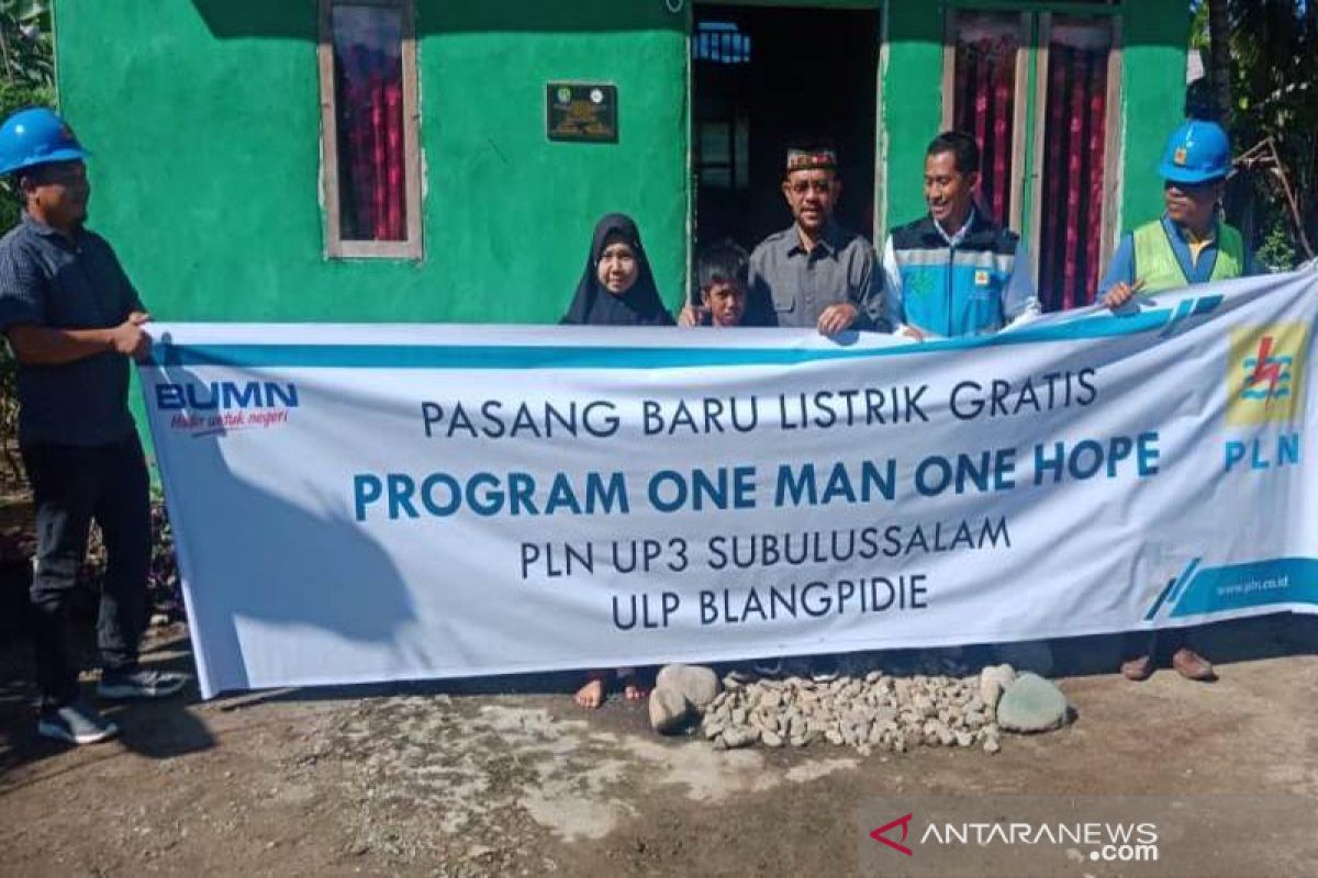 PLN Blangpidie pasang listrik gratis untuk warga miskin