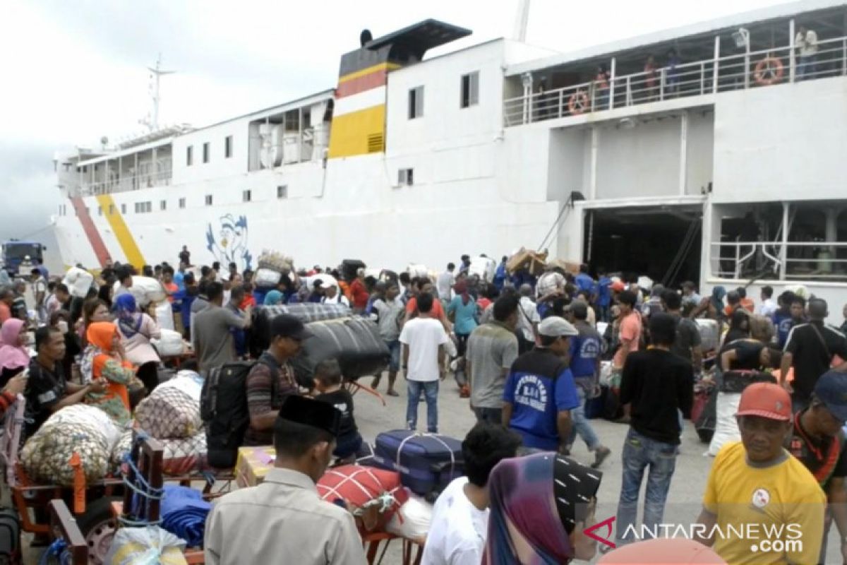 Jelang Natal, Pelabuhan Pare-pare dipadati penumpang