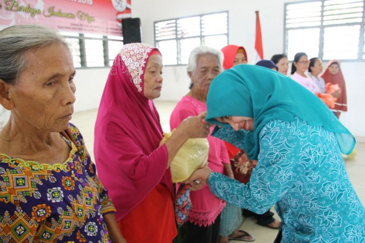 50 Kaum ibu di Pematangsiantar dapat bingkisan di Hari Ibu