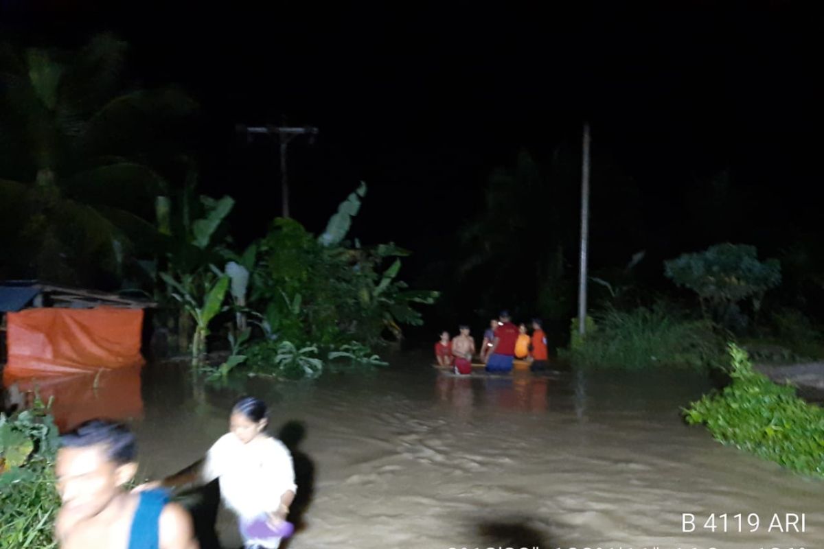 Banjir yang merendam puluhan rumah di Agam pada Minggu malam mulai surut
