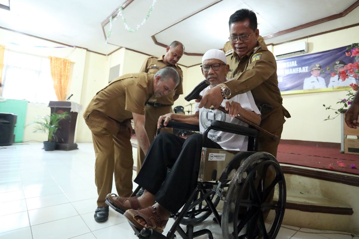 Wali Kota serahkan bantuan keluarga miskin di Banda Aceh