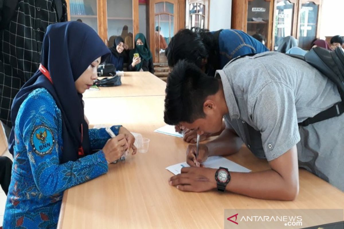 BNN tes urine mahasiswa STIMIK Bina Bangsa Kendari