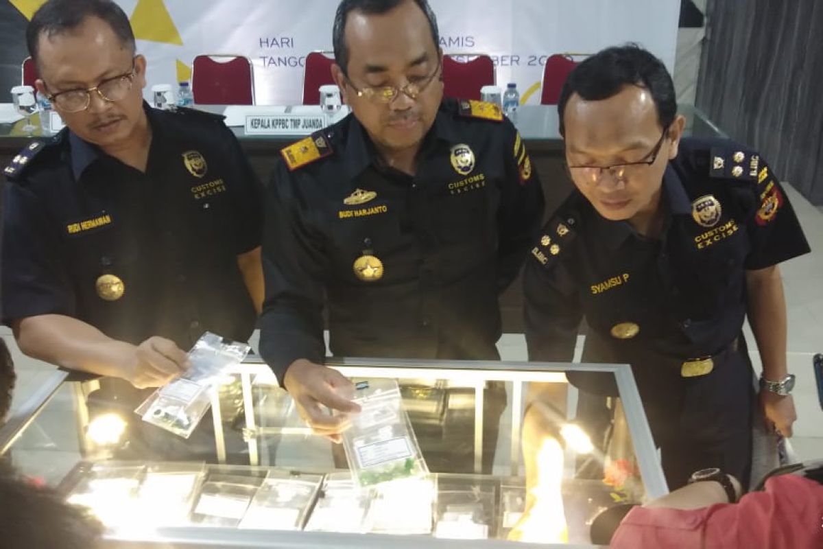 Bea Cukai Juanda lelang batu permata senilai Rp1,5 miliar