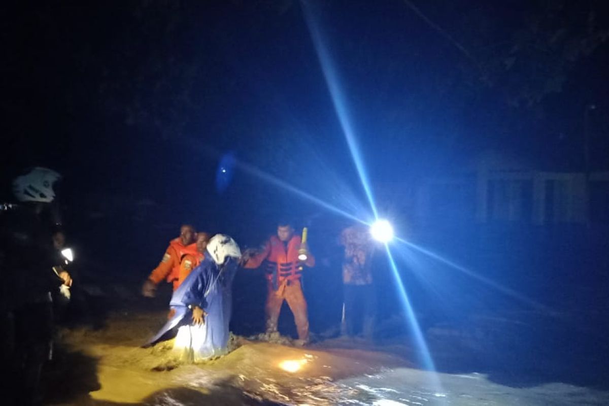 Tim SAR menyisir lokasi banjir Wasior Teluk Wondama