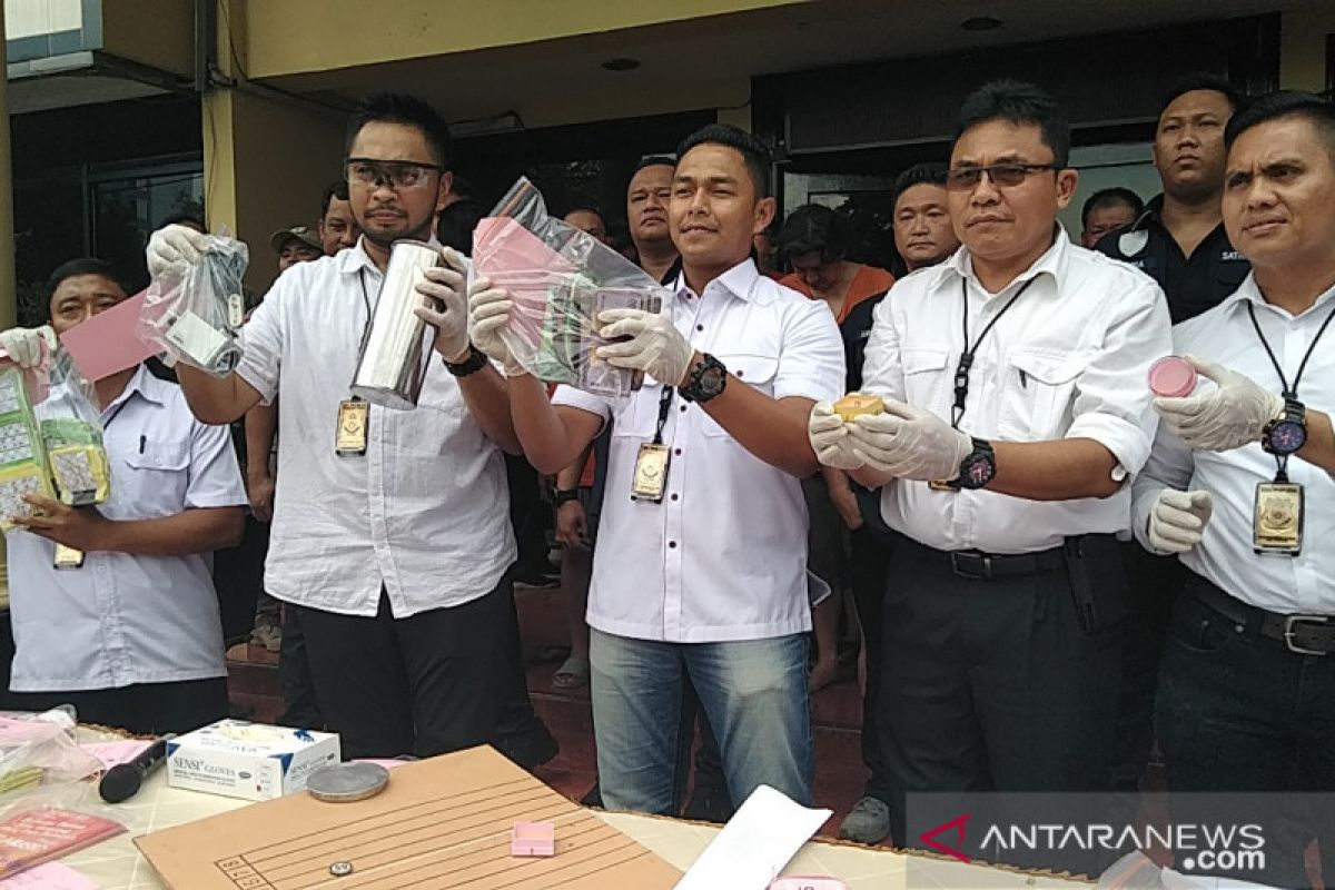 17 petaruh dan 11 bandar diringkus saat asyik berjudi di Mall Season City