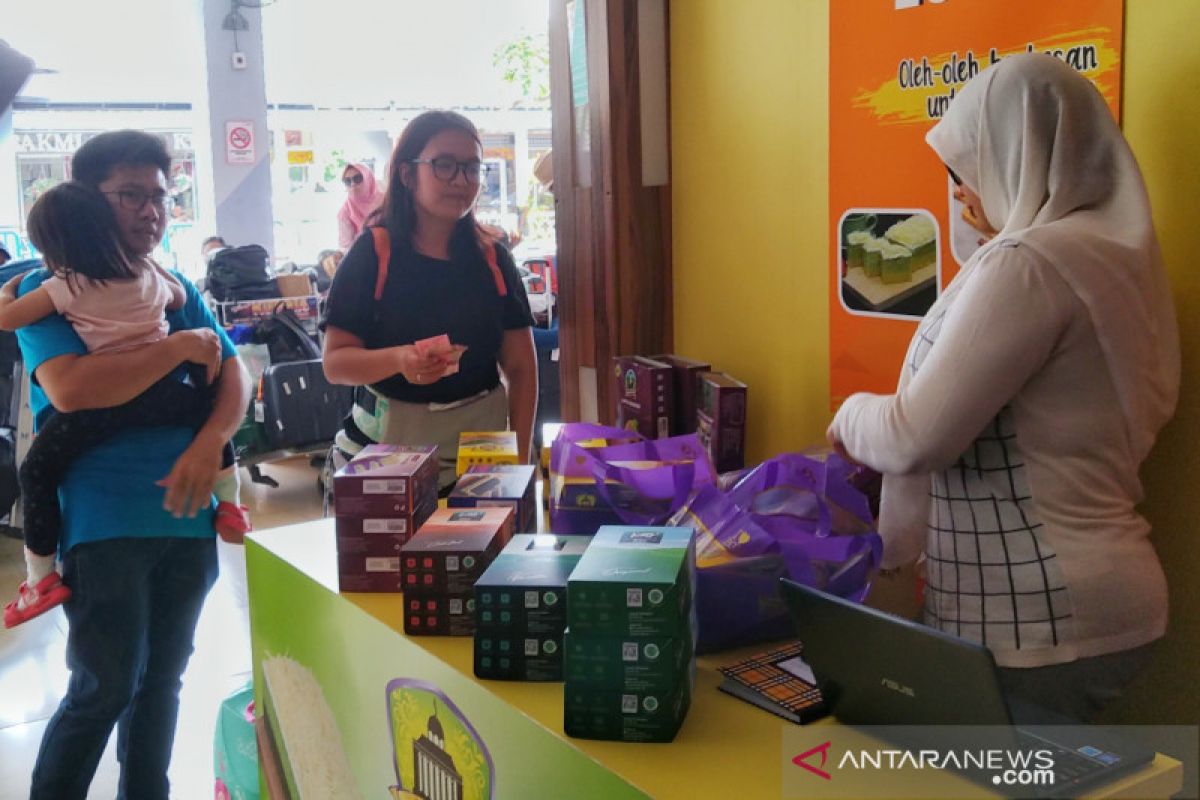 Gerai oleh-oleh di Bandara Halim kebanjiran pembeli