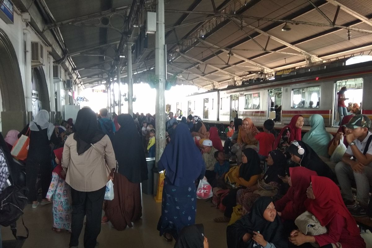 Jelang natal, penumpang stasiun Rangkasbitung  meningkat