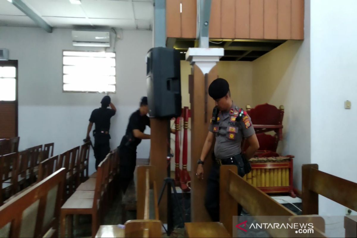 Gegana Brimob Polda DIY periksa lima gereja di Kulon Progo