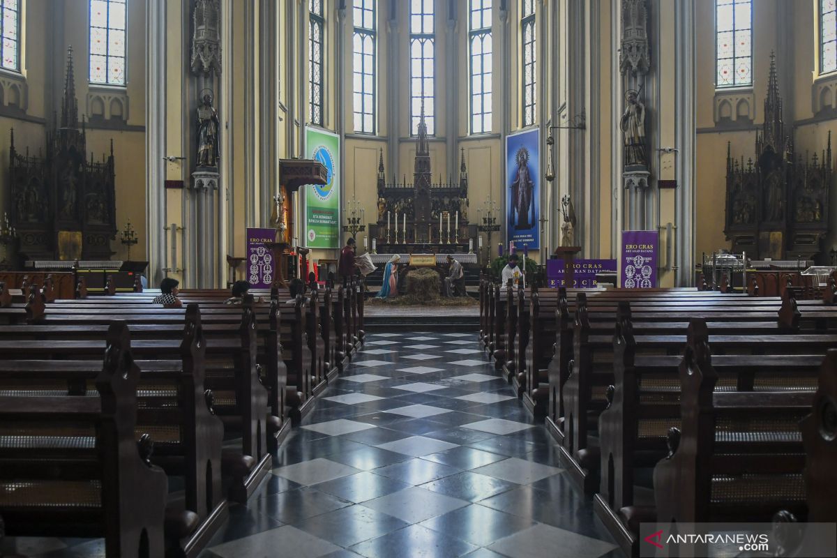 Katedral Jakarta disemprot disinfektan untuk cegah penyebaran corona