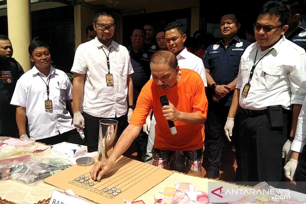 Modus judi batu goncang berkedok kumpul bernyanyi di mall