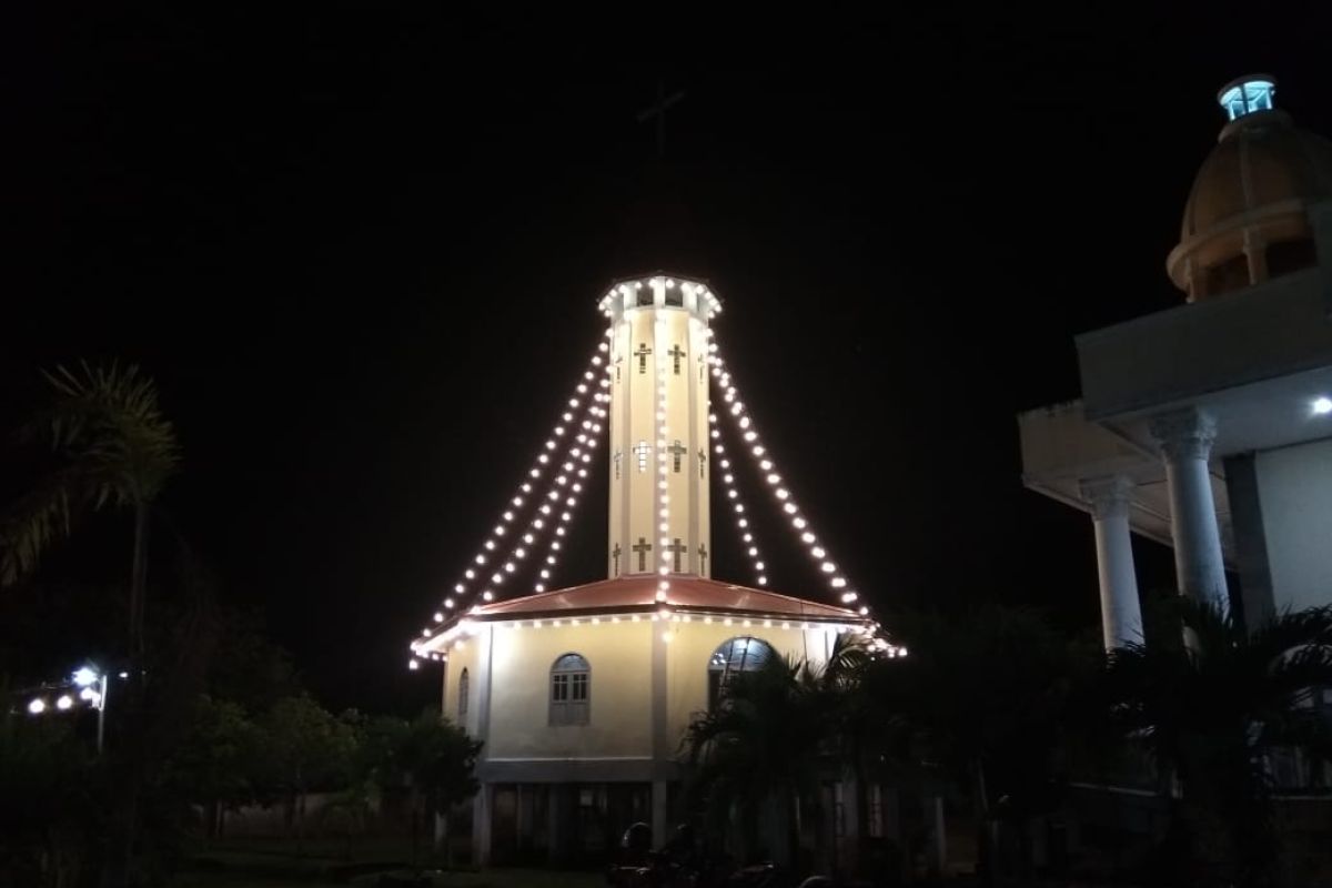 Sambut Natal Gereja Katolik Putussibau dikelilingi lampu hias