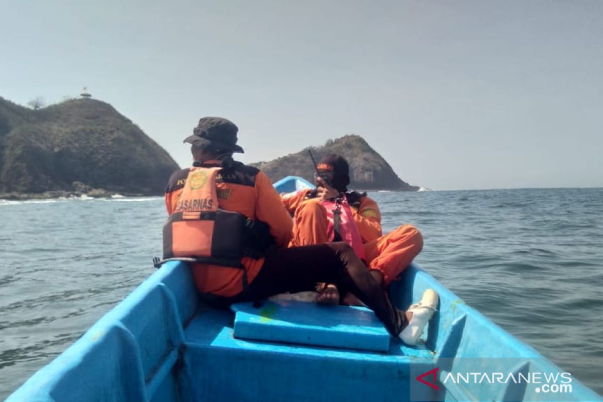 Tim SAR lanjutkan pencarian wisatawan hilang di Pantai Payangan Jember