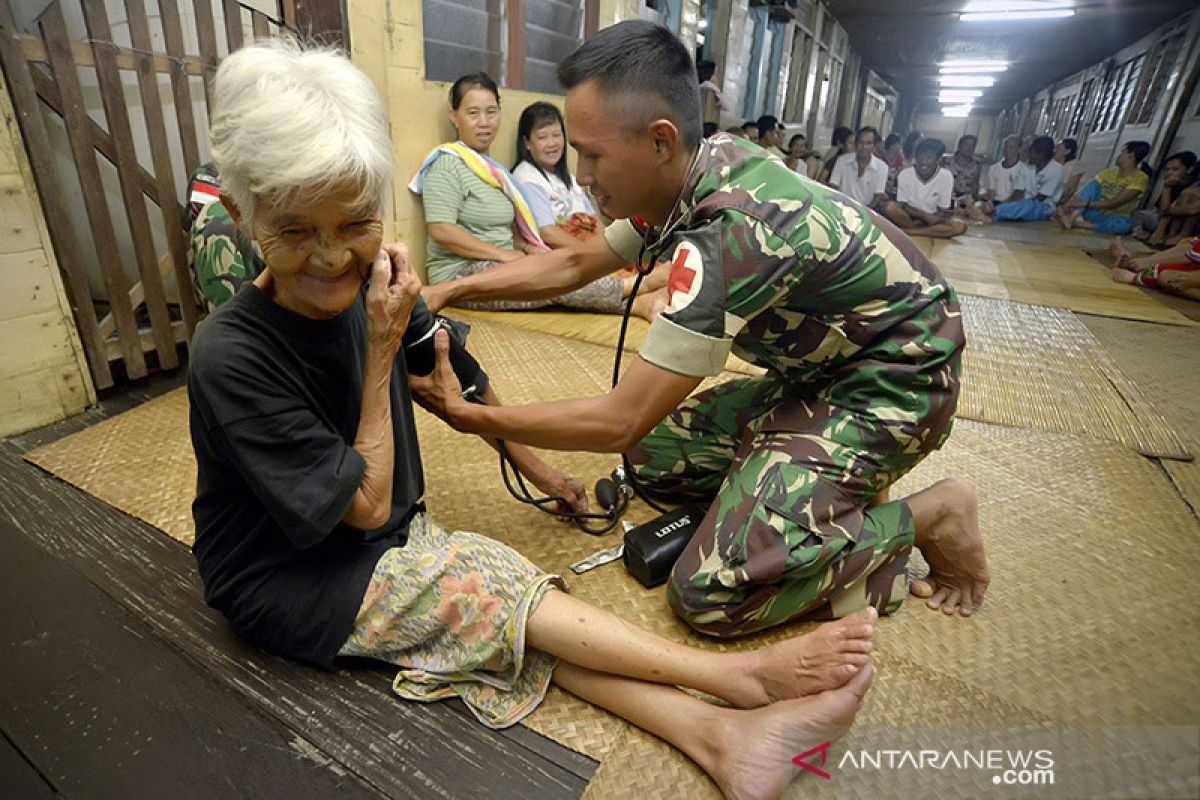 TNI datangi rumah warga perbatasan berikan layanan kesehatan